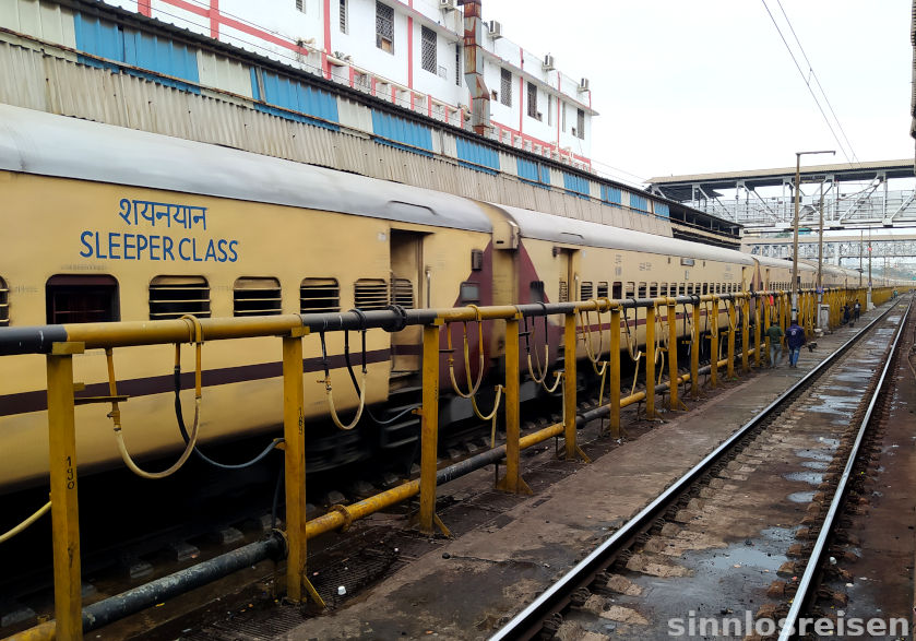 Sehr langer indischer Zug