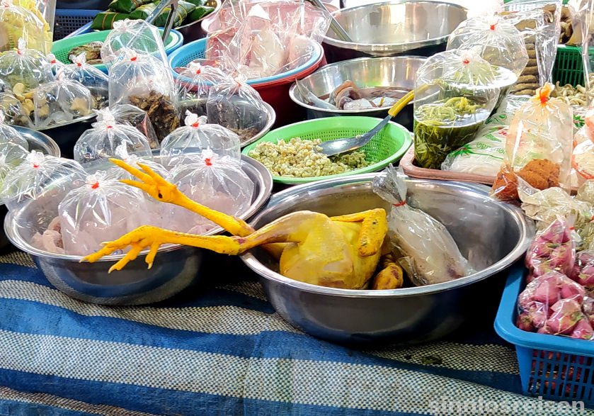 Totes Huhn streckt seine langen Beine aus der Schüssel