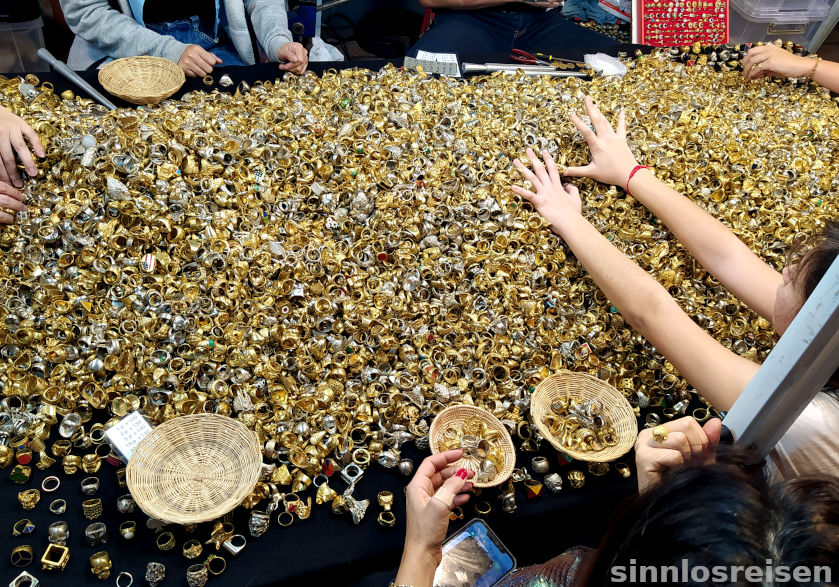 Wühltisch mit Gold- und Silberschmuck