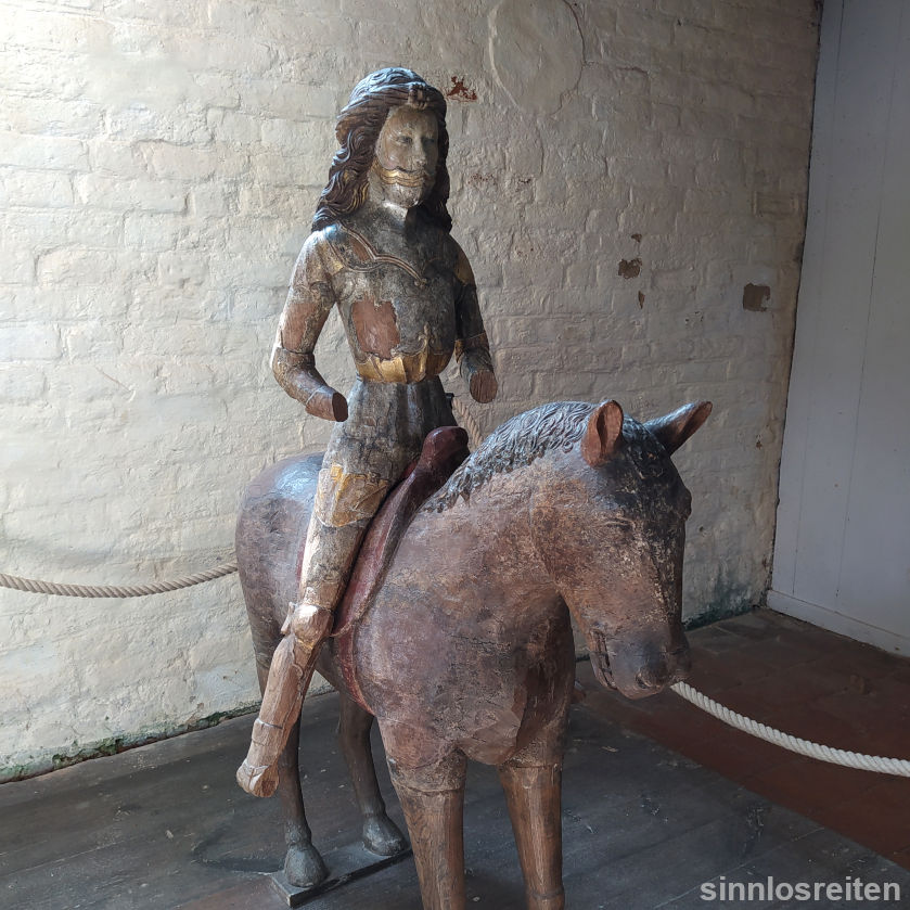 Kunstfigur: Reiterin auf Pferd