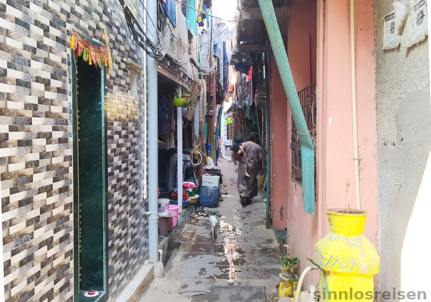 Alley in the slums of Mumbai