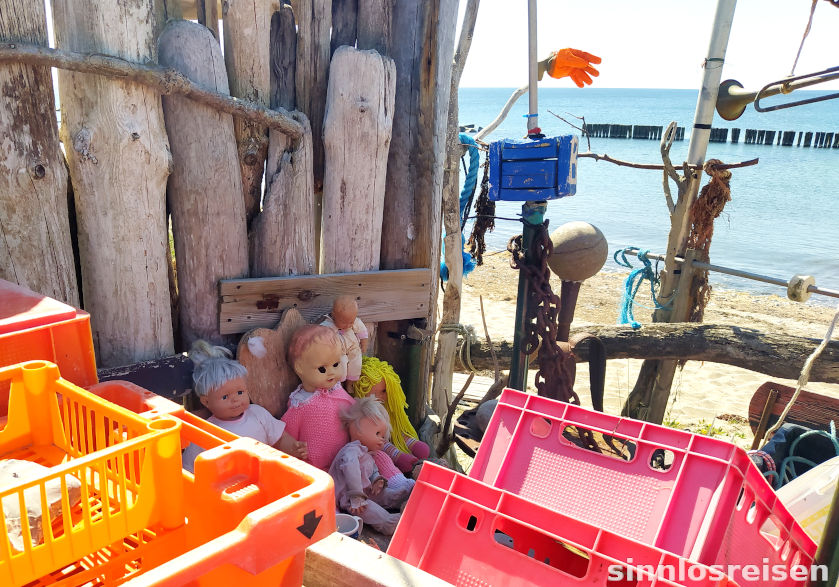 Installation mit Puppen im Windschutz