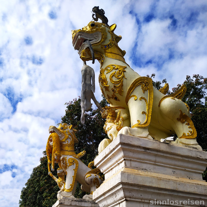 Wachhunde vor Wat Saeng Kaeo Phothiyan