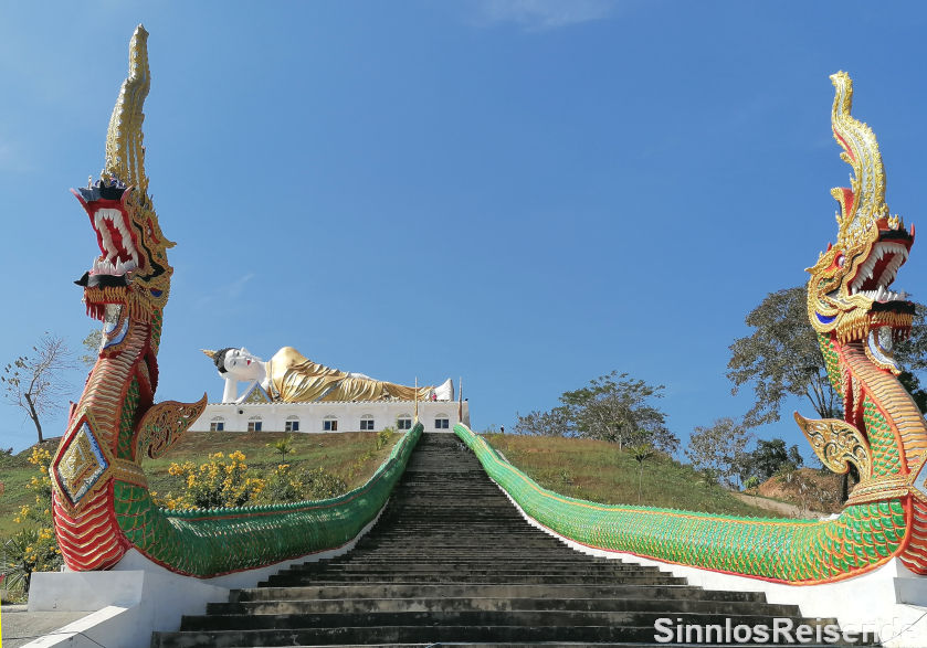 Sehr, sehr lange Schlangen bewachen liegenden Buddha