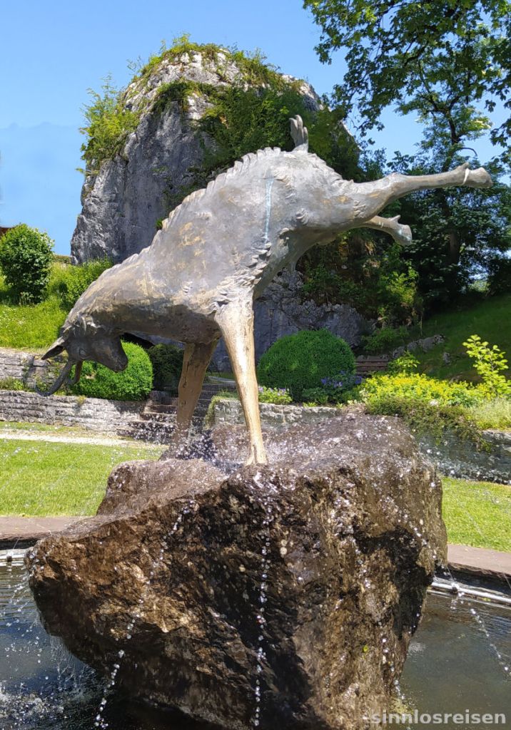 Skulptur Bergziege auf Fels
