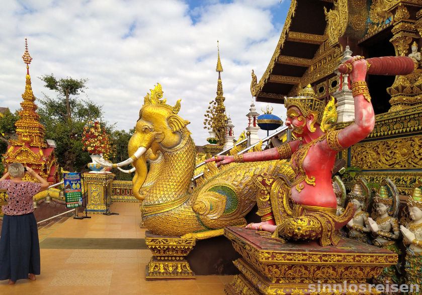 Wächter zielt mit Baseballschläger auf die SinnlosReisende