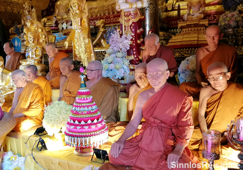 Buddhistische Mönche als Wachsfiguren im Wat Saeng Kaeo Phothiyan