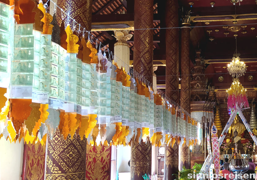 Geldspenden aufgehängt in Tempel