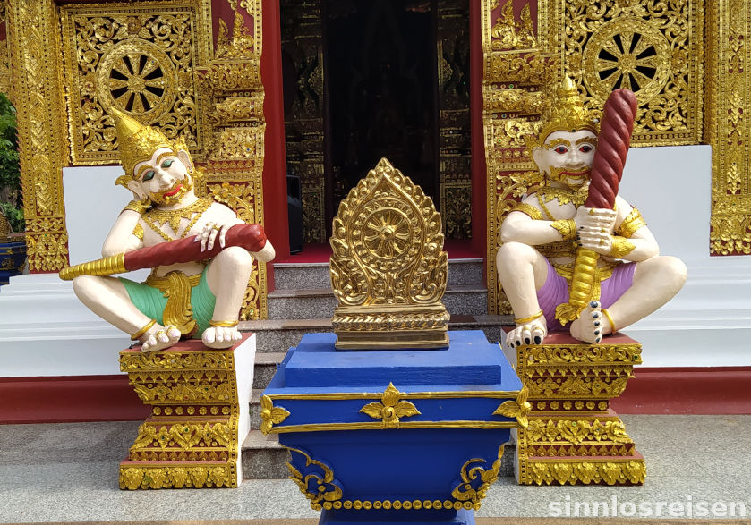 Dösende Wachfiguren vor Wat Saeng Kaeo Phothiyan