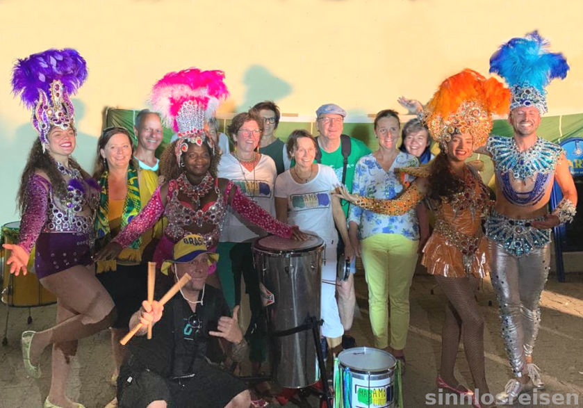 Sambagruppe Masambary mit Tänzerinnen Mar Brasil beim Festa Brasileira in Meckenbeuren 2023