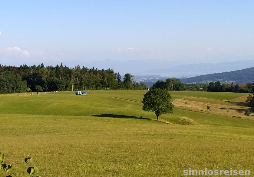 Wohnmobil auf Hügel mit schöner Aussicht
