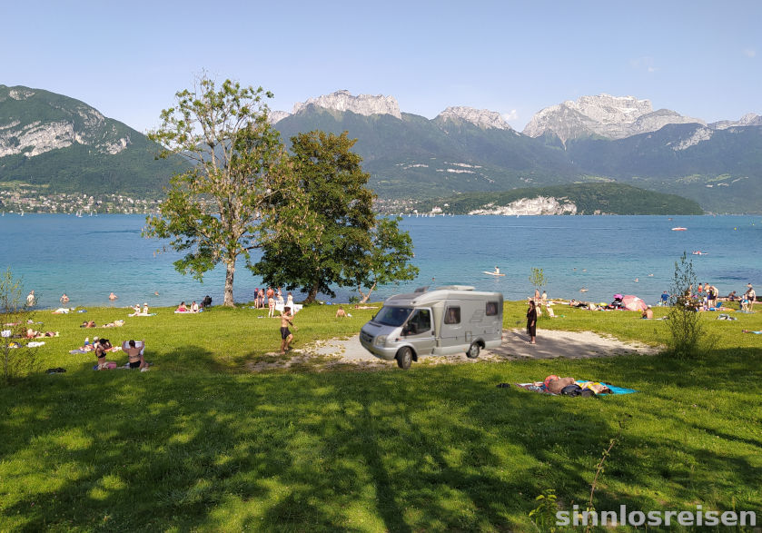 Stellplatz am See mit Badegästen