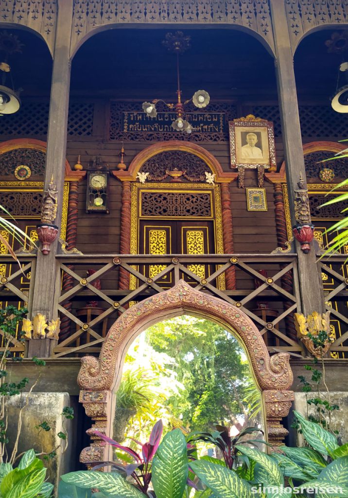 Holzfassade im Wat Ket Karam