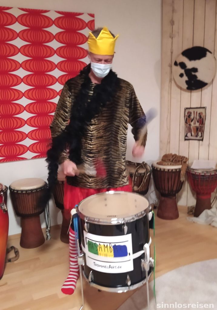 Der SinnlosReisende spielt verkleidet Samba