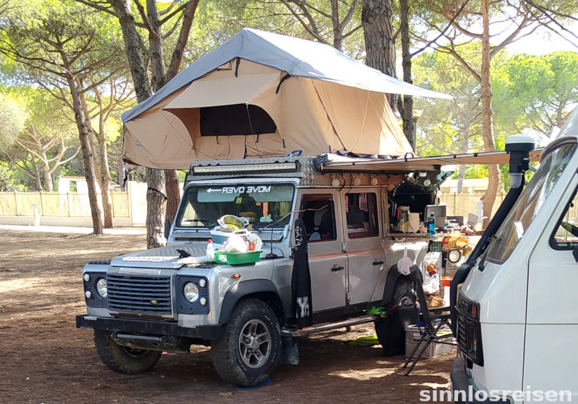 Jeep mit Dachzelt