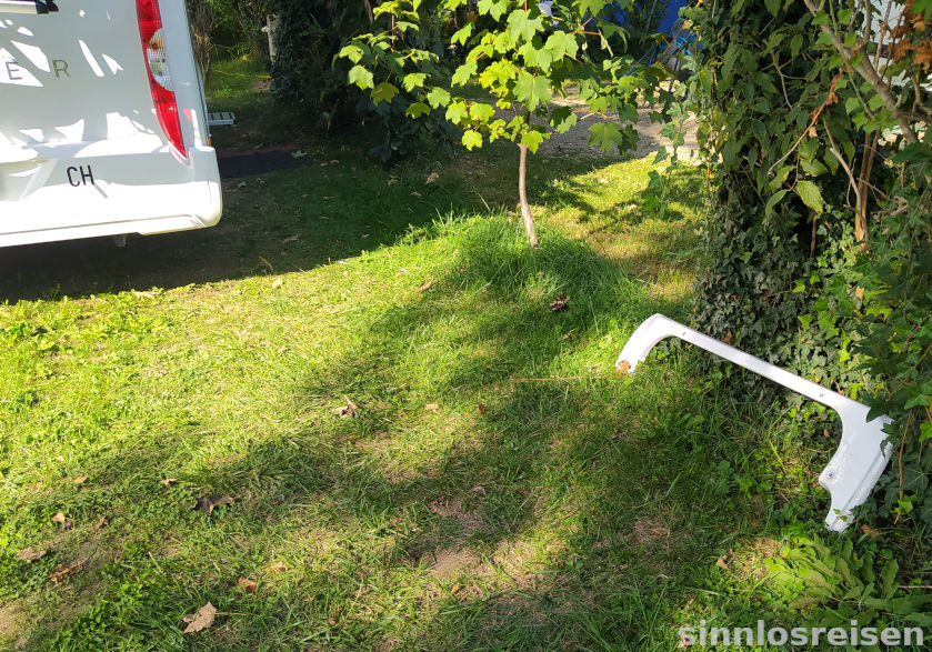 Wohnmobil mit abgerissenem Seitenteil