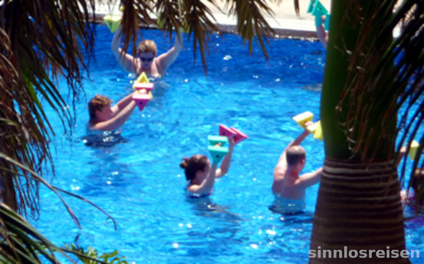 Wassergymnastik am Pool