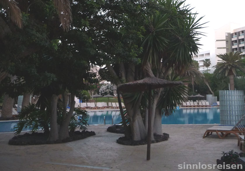 Menschenleerer Pool am Morgen