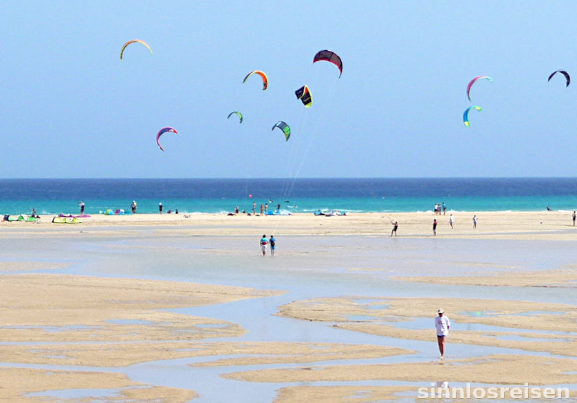 Kitesurfer am Strand von Fuerteventura