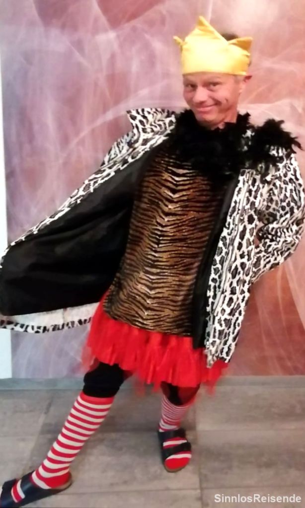 Sinnlos Reisender in Faschingsverkleidung