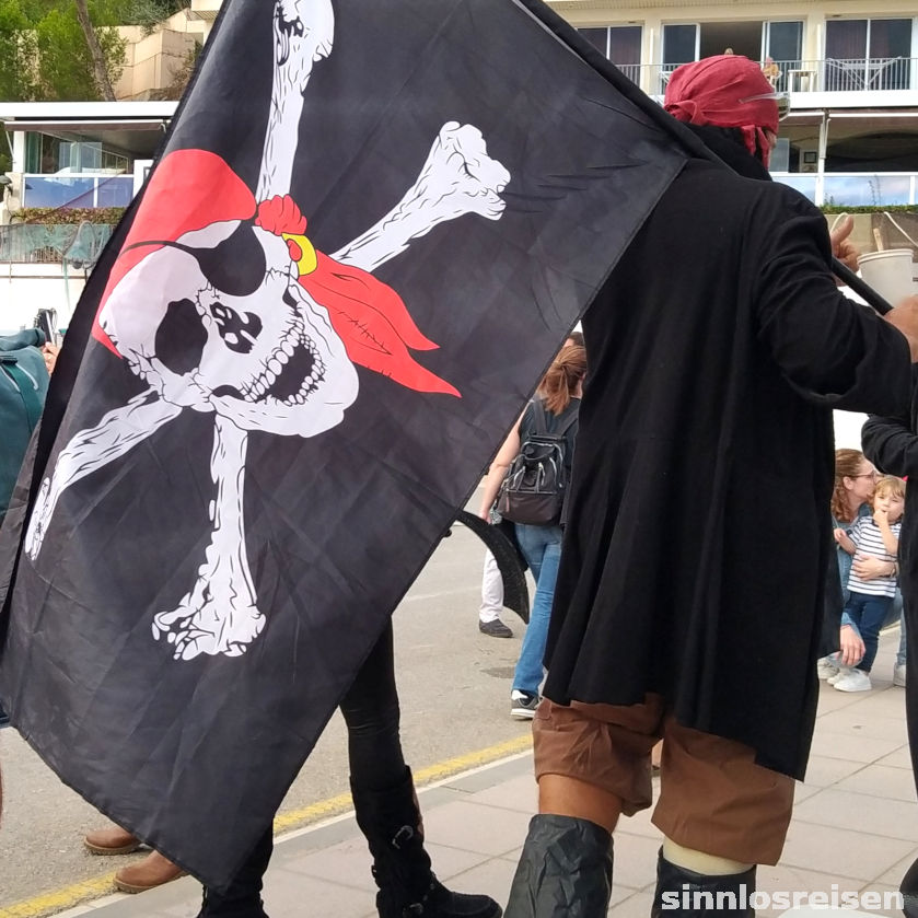 Pirat mit Totenkopfflagge
