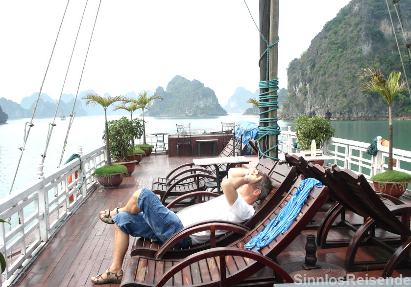 Auf dem Deck des Bootes in der Halong Bucht