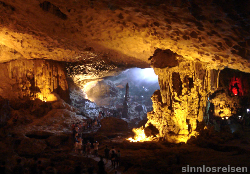Tropfsteinhöhle in der Ha Long Bucht