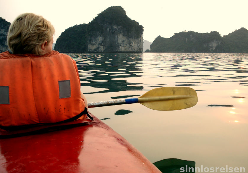 Paddeln mit dem Kayak in der Ha Long Bucht