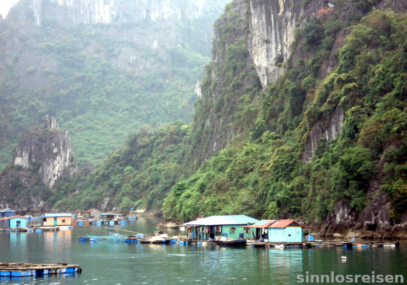 Schwimmendes Dorf in der Ha Long Bucht