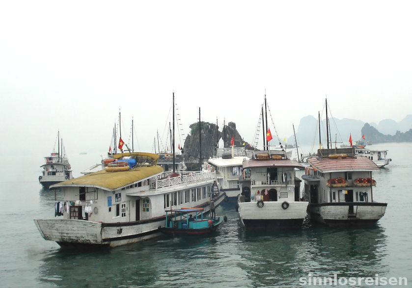 Schiffe drängeln sich um das Wahrzeichen der Ha Long Bucht