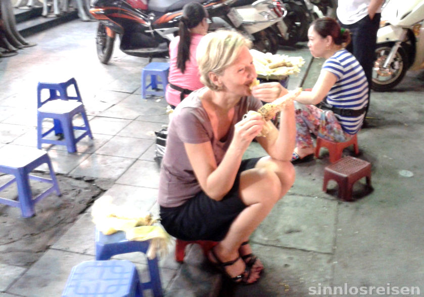 Street Food auf Ministuhl in Hanoi
