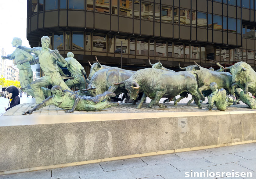 Skulptur Stiere in Pamplona