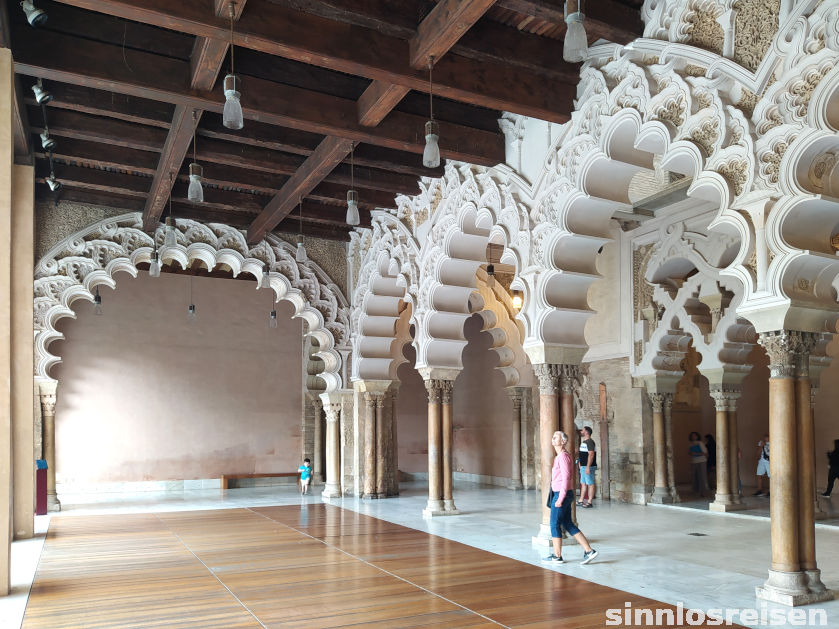 Maurische Rundbögen in der Aljaferia