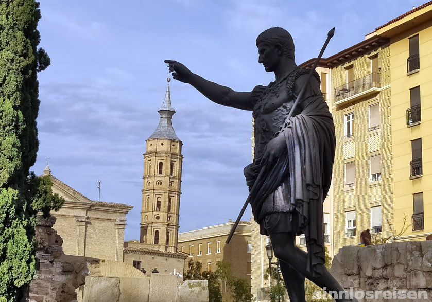Caesarstatue zeigt auf Turm