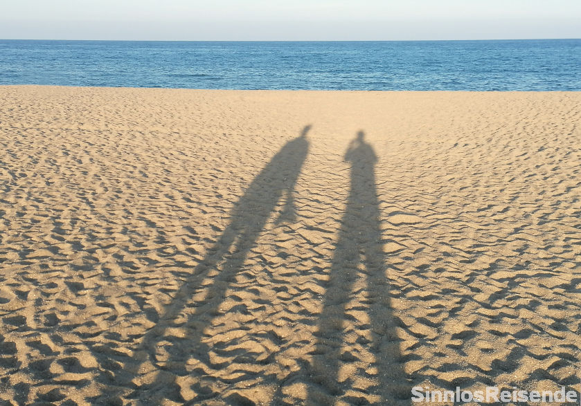 Leerer Sandstrand an der Costa Brava