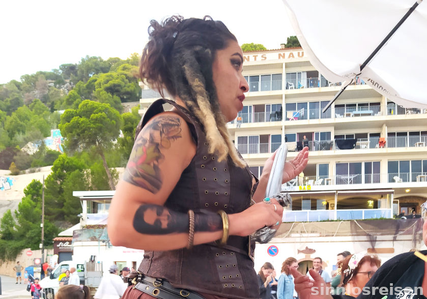 Piratin bestellt Rum