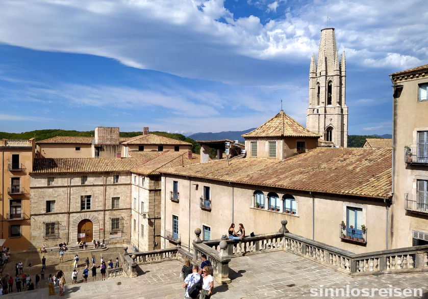 Platz mit Treppen in Girona