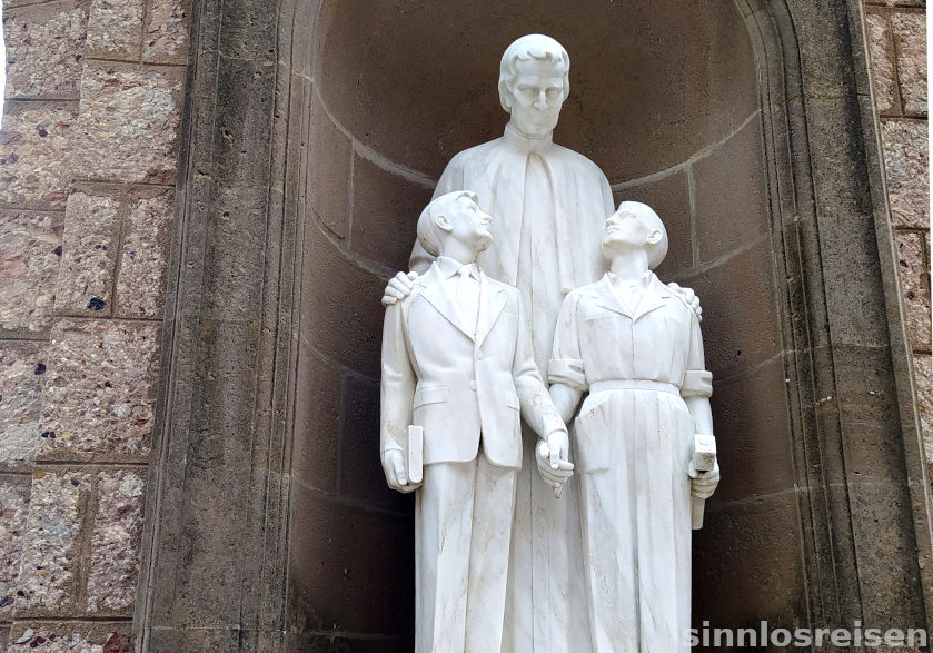 Skulptur Knaben mit Mann in Montserrat