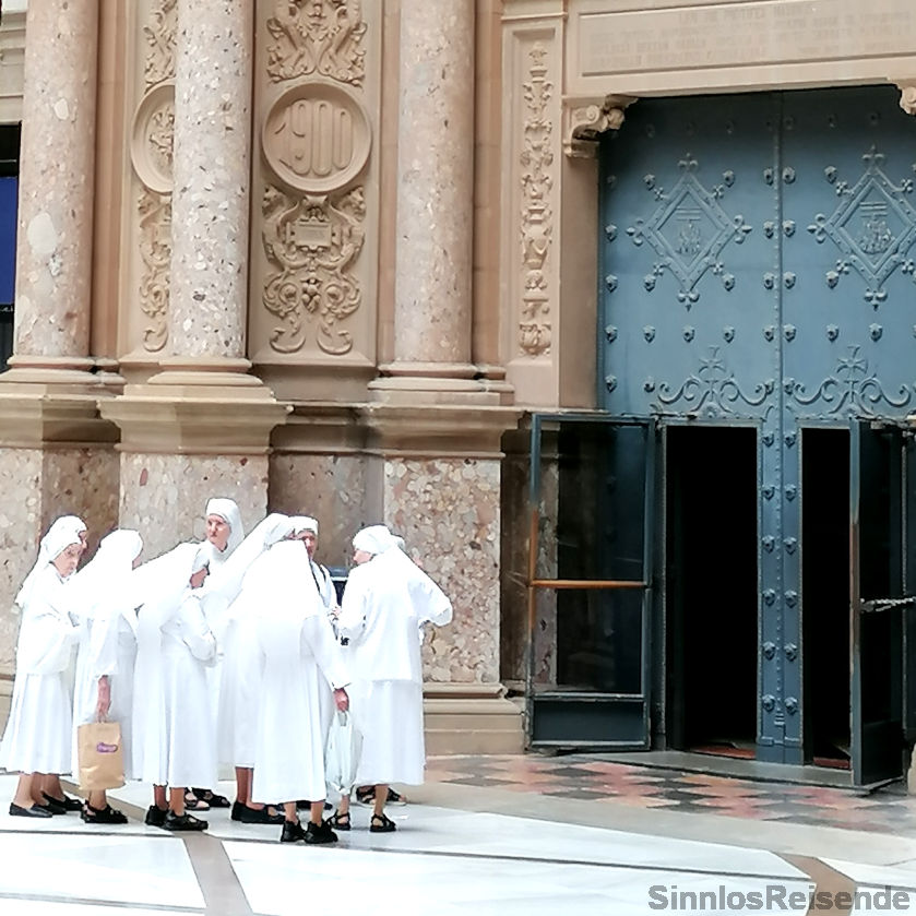 Nonnen gehen in das Kloster Montserrat