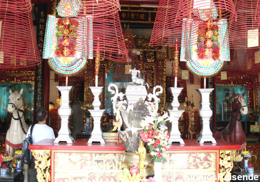 Mann mit Rucksack schleicht am Altar herum