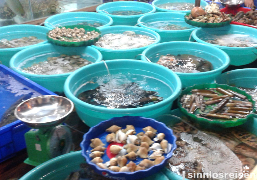 Schüsseln mit Meeresfrüchten im Restaurant