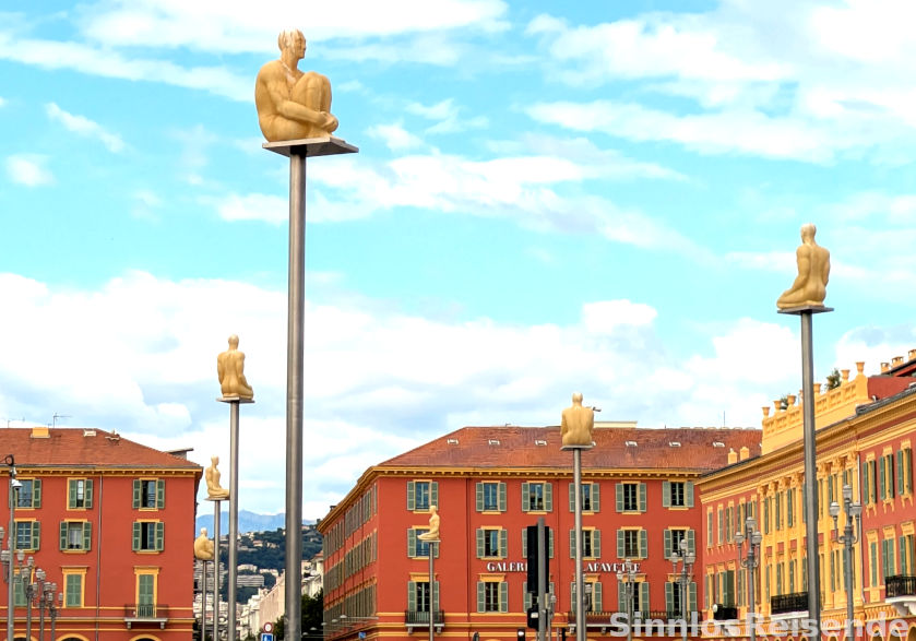 Sitzende auf Stangen