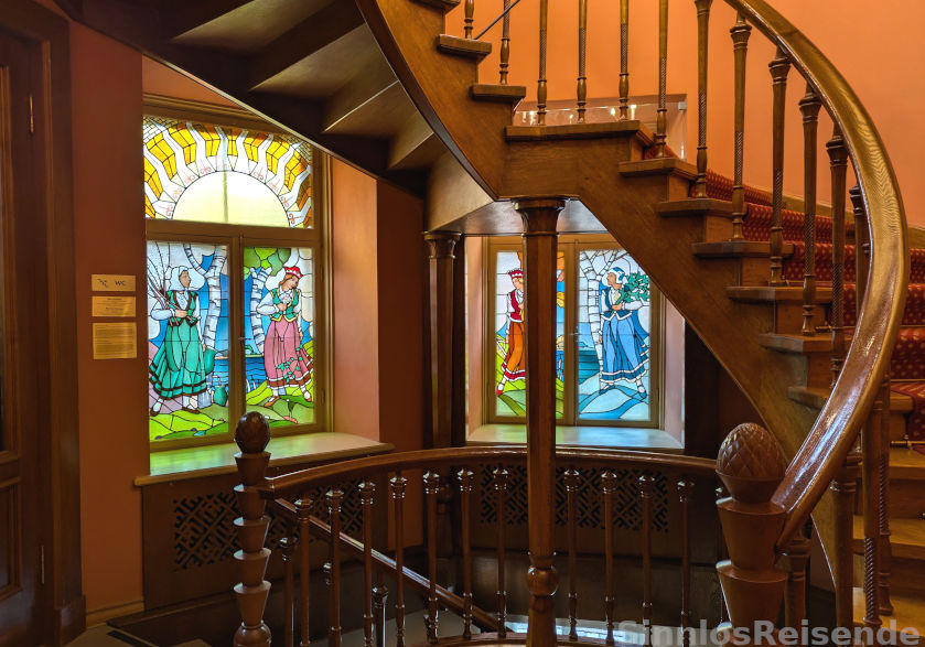 Treppenhaus mit bemalten Fenstern