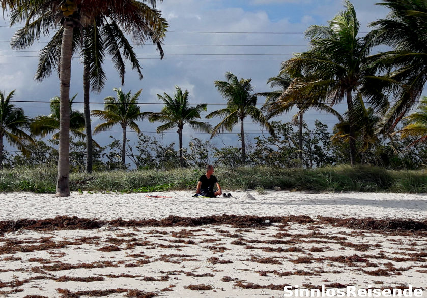Einzelner Badender am Strand
