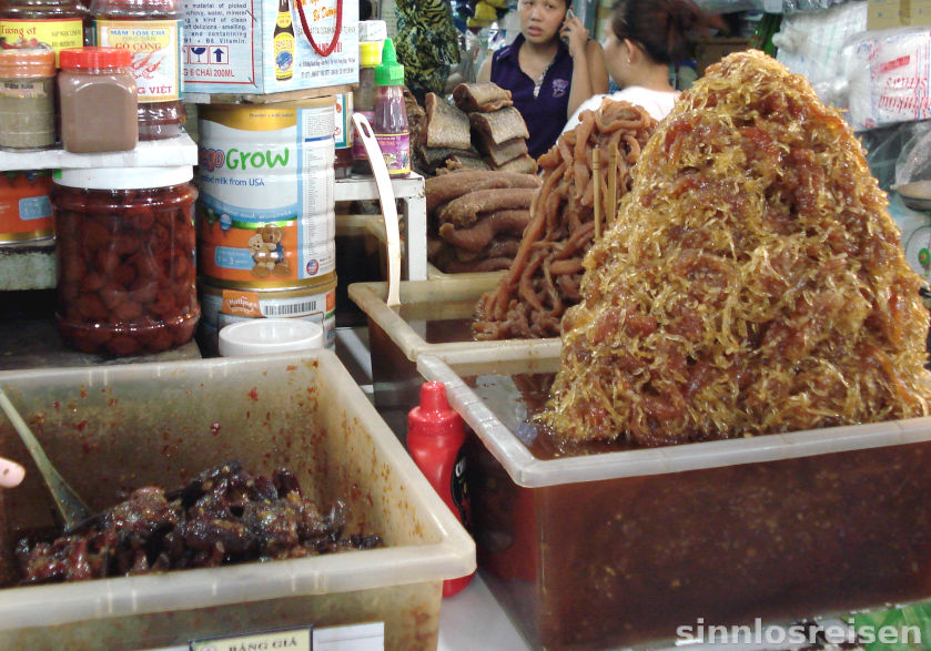 Undefinierbare Speisen an einem Straßenstand in Hanoi