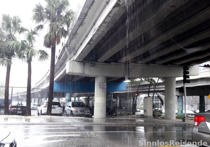 Regen stürzt von einer Brücke