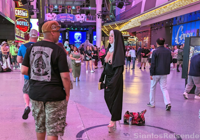 Nonne in der Fremont Street Experience