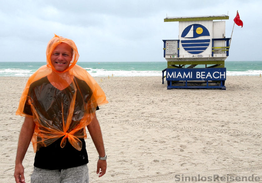 SinnlosReisender im Kinderponcho am Miami Beach