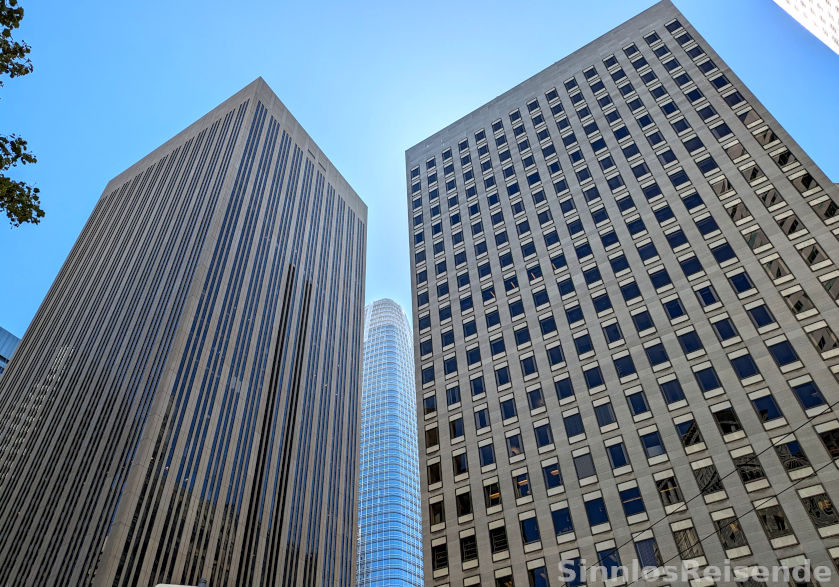 Wolkenkratzer zwischen zwei Gebäuden