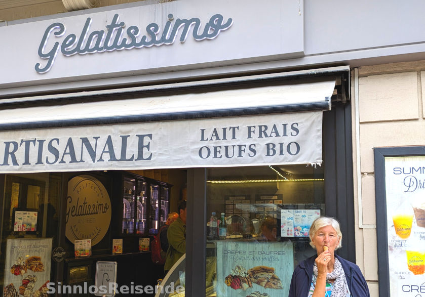 SinnlosReisende isst Eis